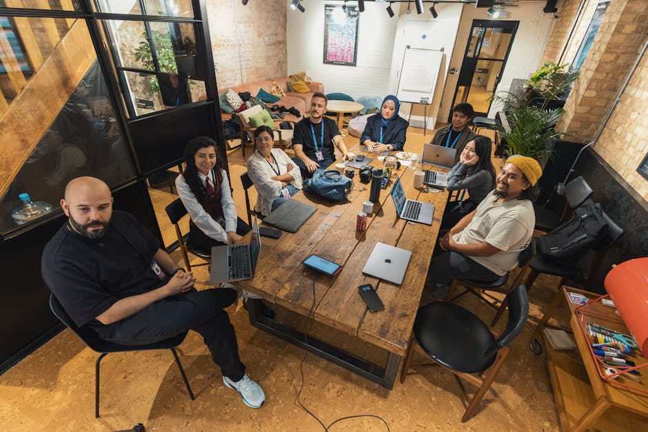 Team creativo che discute le nuove tendenze di design