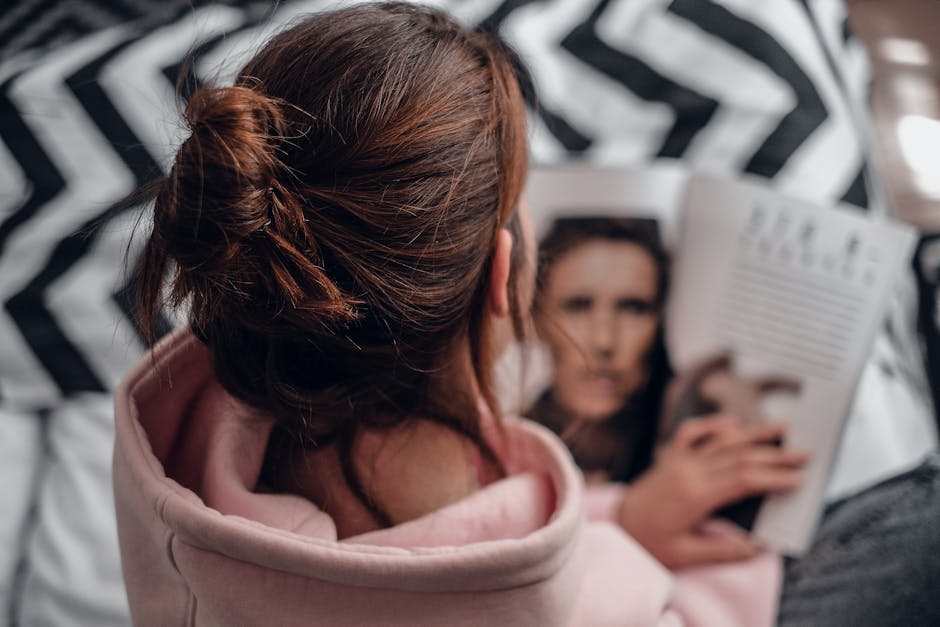 Donna che legge una rivista di moda e stile